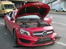 В Набережных Челнах пьяная женщина на 'Мерседесе' опрокинулась с моста